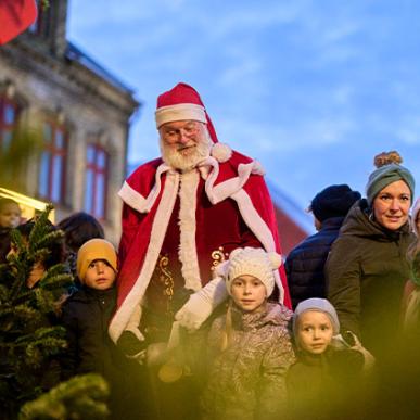 Jul i Assens Købstad - Juletræstænding med julemanden og børn