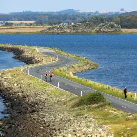 cyklende over dæmning til Helnæs