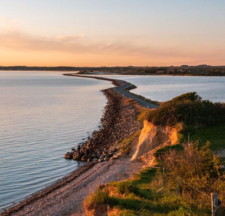 Helnæs - Dæmningen og vejen i efterårsfarver